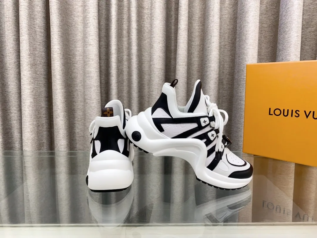 👟👟Ex-factory price 760👟👟 Louis Vuiton·Louis Vuitton 24/ New Chinese Valentine's Day limited edition LV Archlight series arch sole dad shoes casual thick-soled lace-up sneakers top version🔝original purchase, development and production👍🏻 This LV dad shoe features an eye-catching wavy sole and large tongue. It is equipped with a sporty super-elastic running shoe style rubber outsole, which is very eye-catching. It is also combined with a soft and elastic upper made of a variety of high-tech fabrics, making the upper foot comfortable and soft! 🤩 Fabric: Original custom-made first-layer cowhide + technical fabrics Lining: Original imported breathable mesh lining + cowhide foot pads Sole: Original molded correct U-shaped arch outsole Bottom thickness: about 5cm Size: 35-39 (40.41 custom-made, non-refundable)